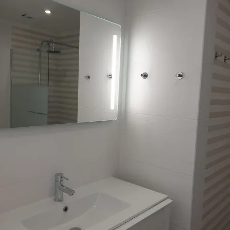Small Sunny Apt Nica 10 Min Walking Oura Beach Lejlighed *